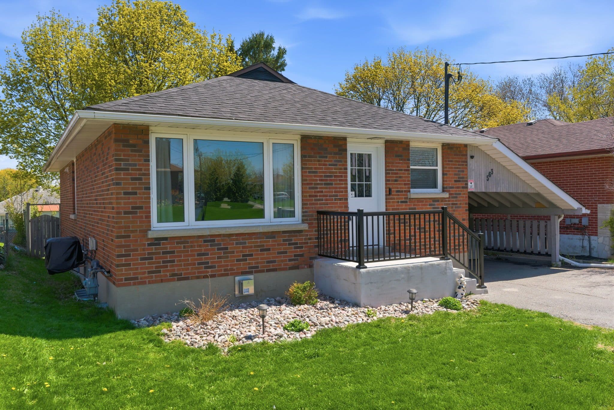 Secondary listing photo of 5 bedroom Detached house in Oshawa at 563 Coleridge Street.